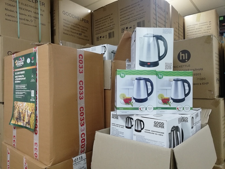 Смартфоны, электросамокаты, бытовая техника: журналистам показали подарки для участников викторины "Zнай свой край"