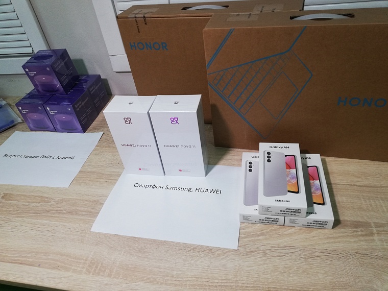 Смартфоны, электросамокаты, бытовая техника: журналистам показали подарки для участников викторины "Zнай свой край"