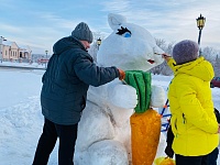 Три десятка снежных фигур украсили Красную площадь в Тобольске