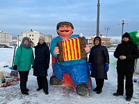 Три десятка снежных фигур украсили Красную площадь в Тобольске