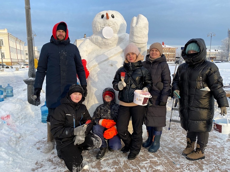 Три десятка снежных фигур украсили Красную площадь в Тобольске