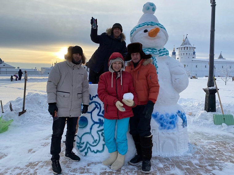 Три десятка снежных фигур украсили Красную площадь в Тобольске