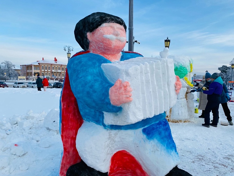 Три десятка снежных фигур украсили Красную площадь в Тобольске