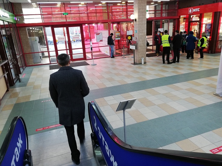 Тюменцев не пускают без QR-кодов в торговый центр, уговоры не помогают