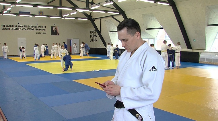 Андрей Мартиросов проголосовал не отрываясь от тренировки.