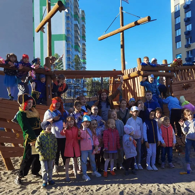 Тюменский застройщик поздравил с Днем защиты детей ребят из реабилитационного центра