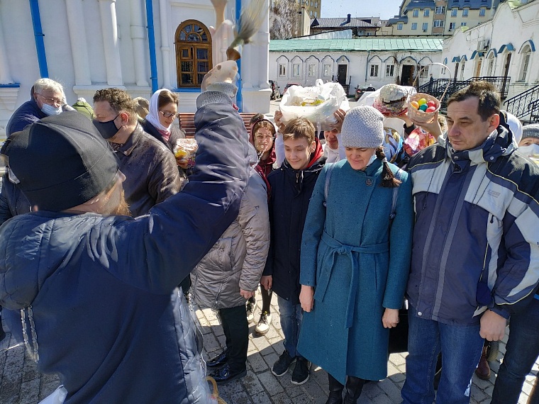 Тюменцы освящают куличи у Знаменского собора