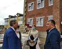 Главный федеральный инспектор по Тюменской области посетил строящуюся школу в Ушакова