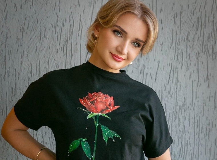 Заработать акварелью. Тюменка делает рисунки и надписи на футболках