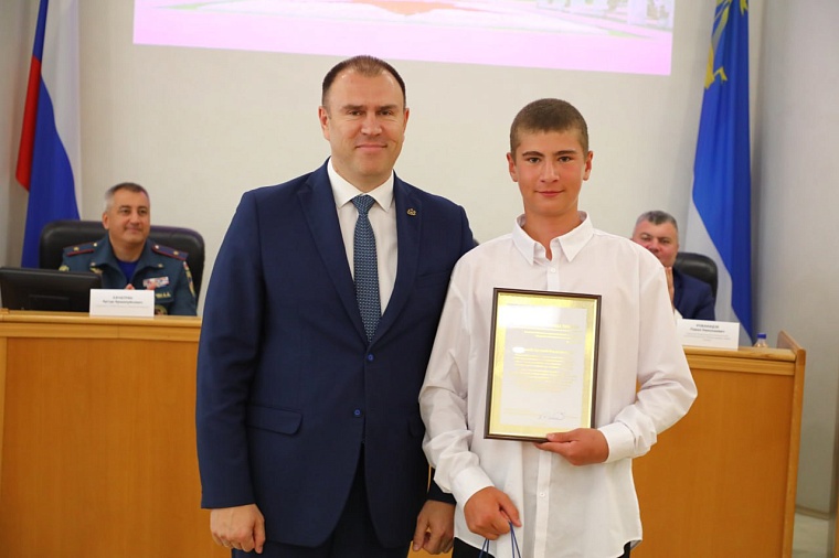 В администрации Тюмени наградили парней, которые спасли двух тонущих в Туре детей