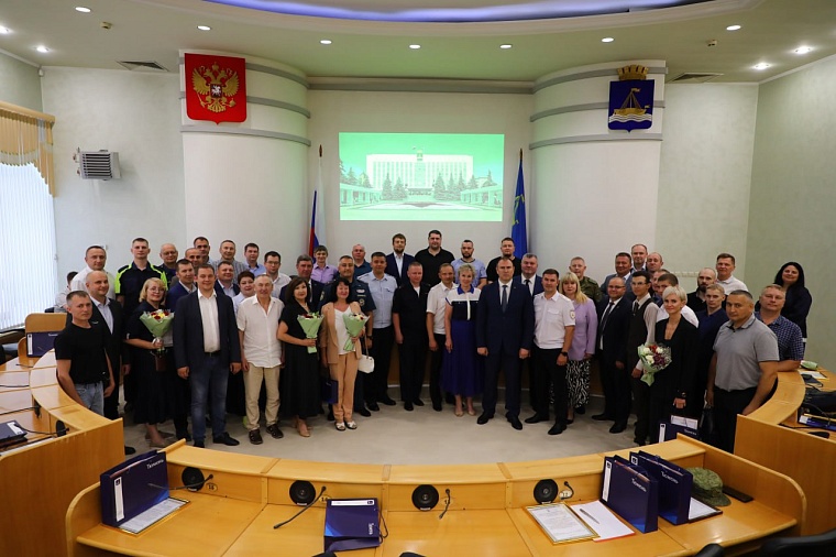 В администрации Тюмени наградили парней, которые спасли двух тонущих в Туре детей