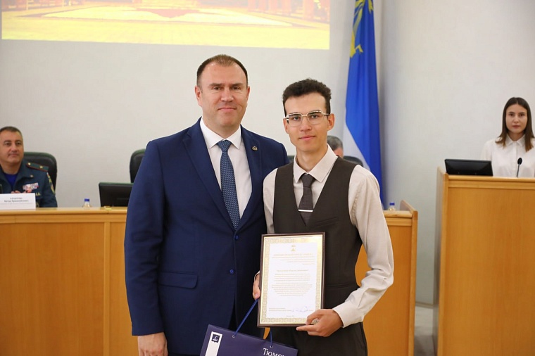 В администрации Тюмени наградили парней, которые спасли двух тонущих в Туре детей