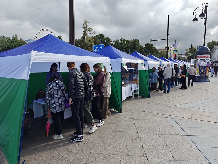 Тюмень читающая. Как проходит «Пикник книг» на площади Солнца
