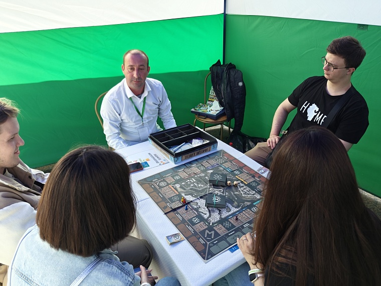 Тюмень читающая. Как проходит «Пикник книг» на площади Солнца