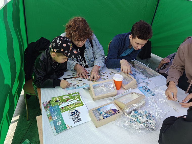 Тюмень читающая. Как проходит «Пикник книг» на площади Солнца