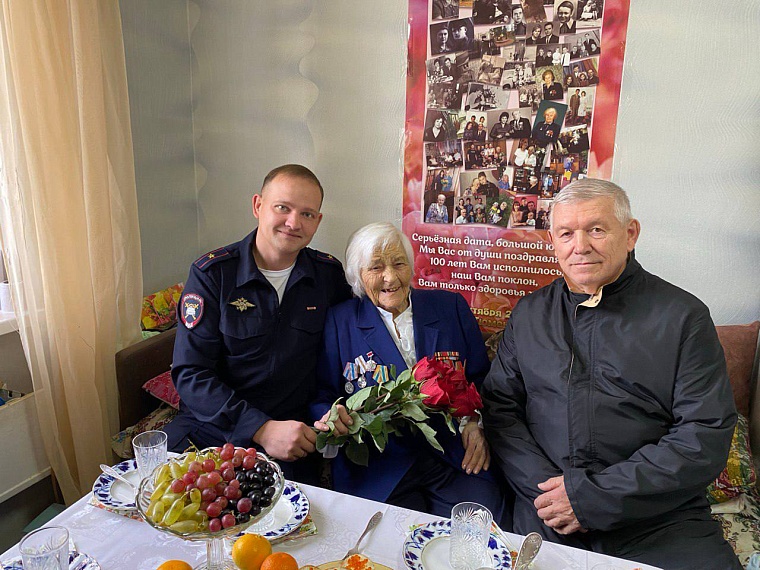 Вдова инспектора ГАИ, ставшего прообразом памятника в Тюмени, отмечает 100-летие