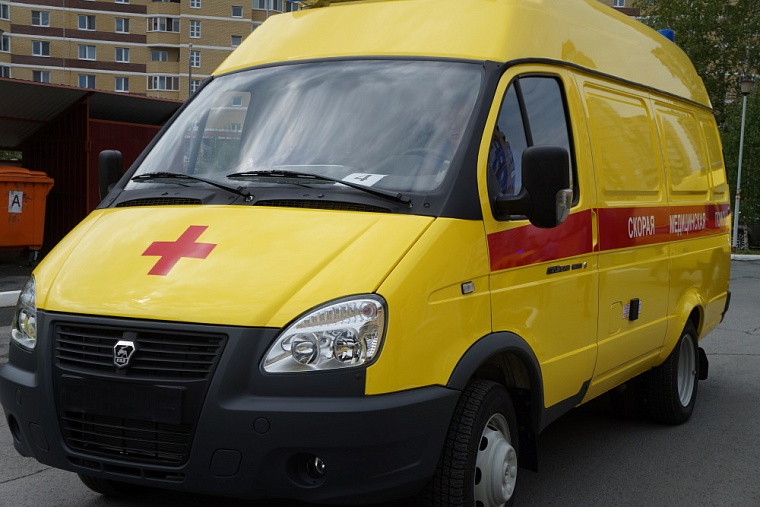 На велопрогулке друг оказал первую помощь тюменцу, проколовшему ногу