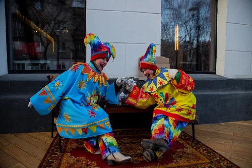 На улице Дзержинского в Тюмени открывается предновогодняя ярмарка