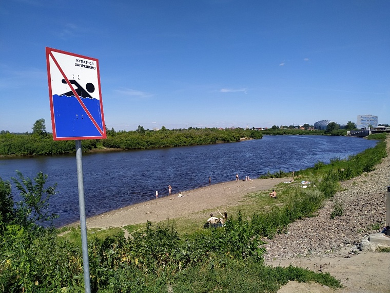 Несмотря на запреты купания, люди не могут отказать себе в удовольствии помочить ноги