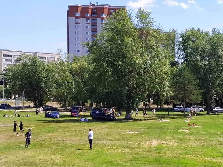 Не обязательно идти к самой реке, люди с удовольствием располагаются на лужайке неподалеку