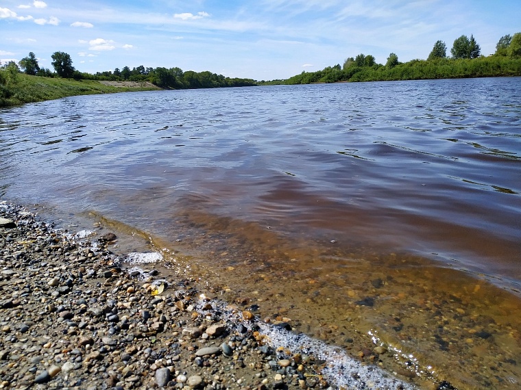 Галечный каменистый пляж — не самое удобное место для прогулок