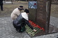 Тюменцы возложили цветы к Памятному знаку "Узникам фашистских лагерей 1941-1945 годов"