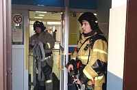 Огонь в раздевалке: на территории тюменской школы прошли пожарные учения