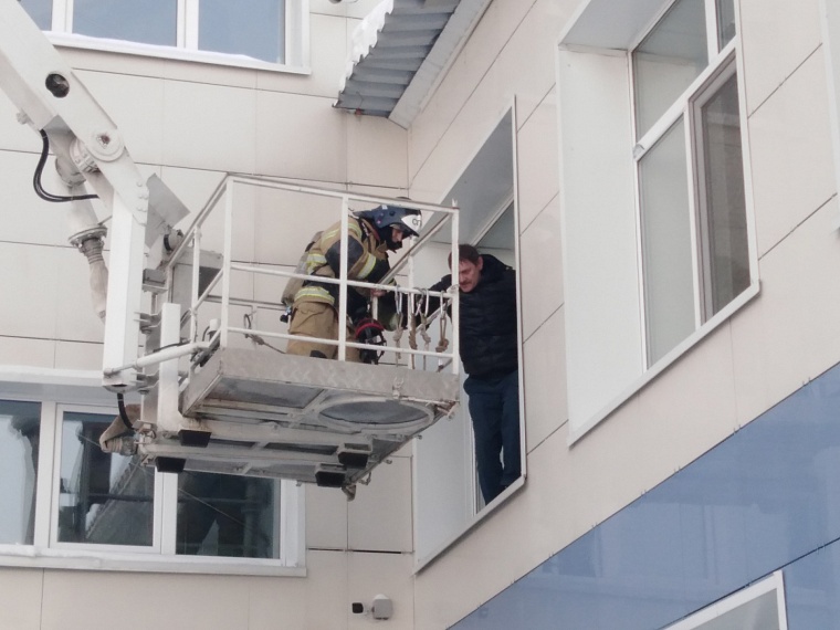 Огонь в раздевалке: на территории тюменской школы прошли пожарные учения