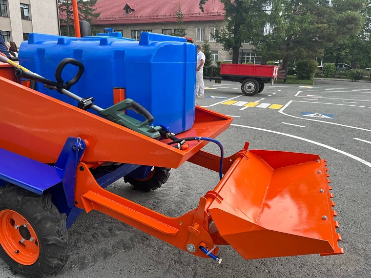 Тюменские инженеры презентовали современный электротрактор