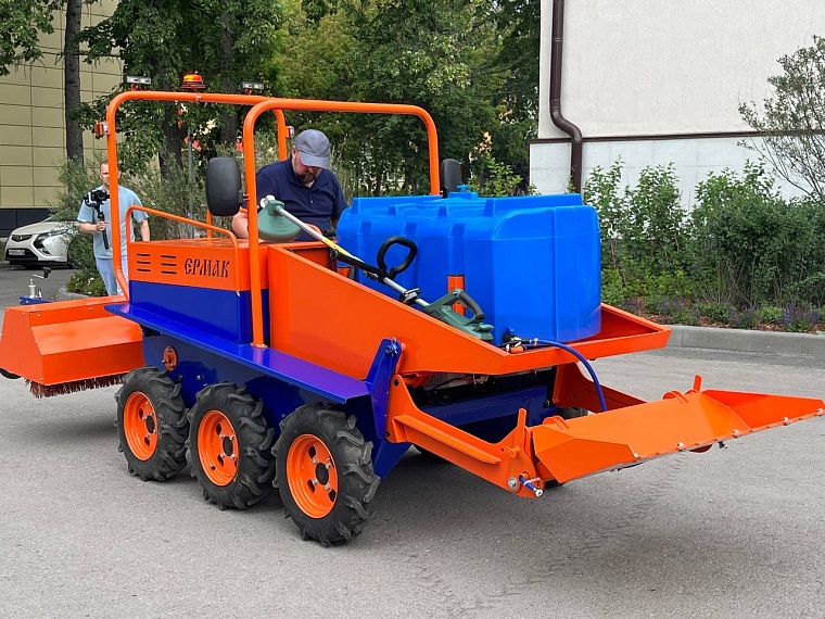 Тюменские инженеры презентовали современный электротрактор