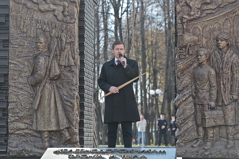 Железные вены Великой Отечественной: в Тюмени открыли памятник железнодорожникам