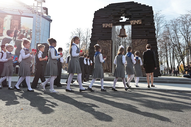 Железные вены Великой Отечественной: в Тюмени открыли памятник железнодорожникам