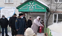 В Тюменской области постояльцев Дома ветеранов учили пользоваться огнетушителями
