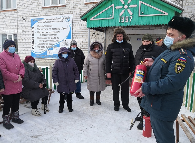 В Тюменской области постояльцев Дома ветеранов учили пользоваться огнетушителями