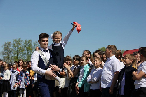 "Последние звонки" в школах Тюменской области - история в фотографиях