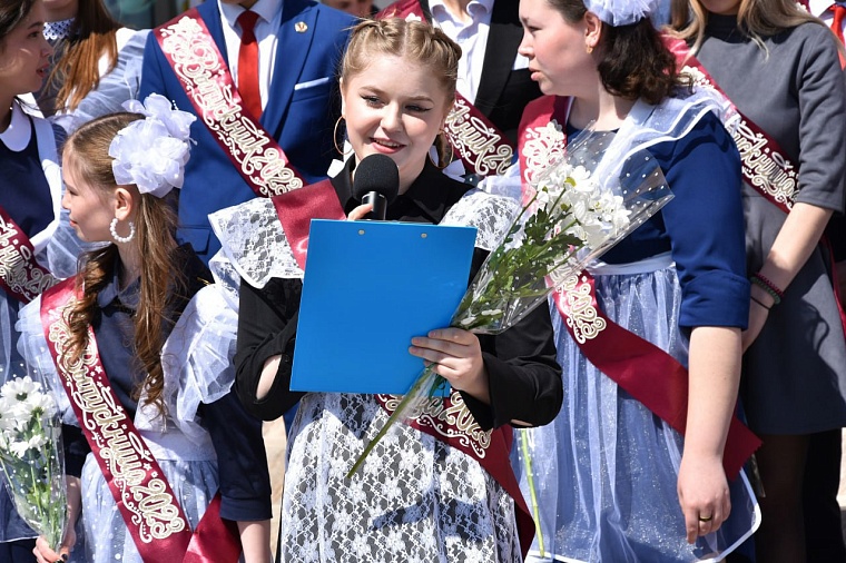 "Последние звонки" в школах Тюменской области - история в фотографиях