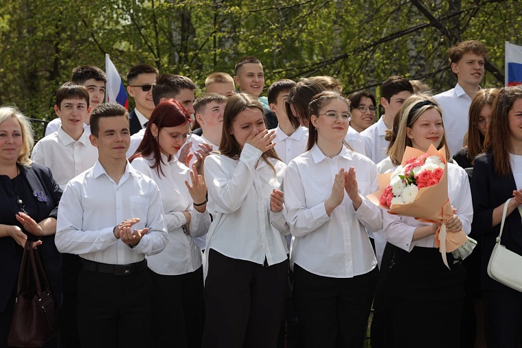 "Последние звонки" в школах Тюменской области - история в фотографиях