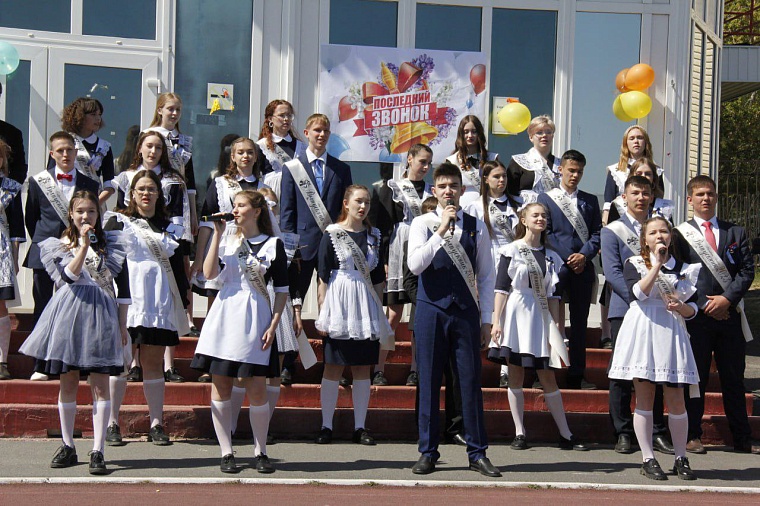 "Последние звонки" в школах Тюменской области - история в фотографиях