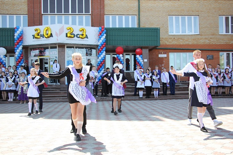 "Последние звонки" в школах Тюменской области - история в фотографиях