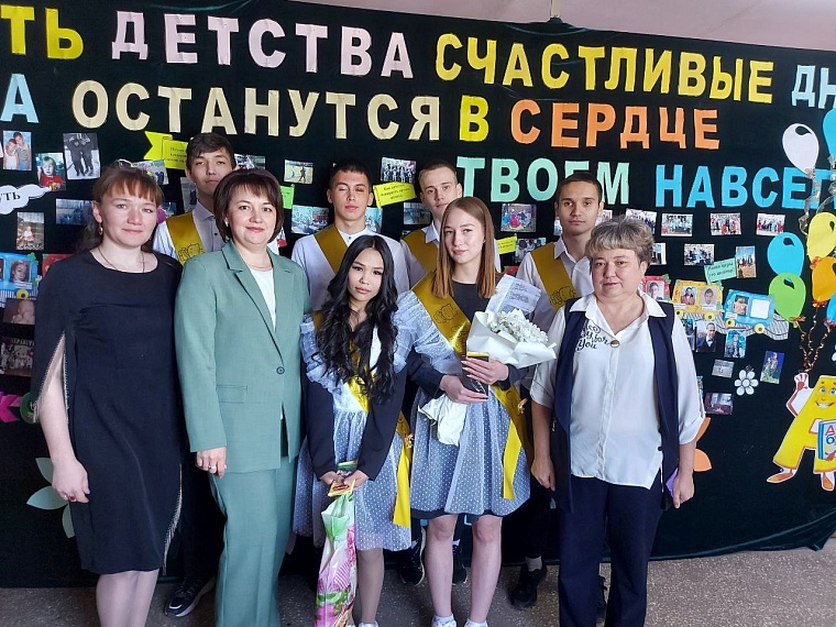 "Последние звонки" в школах Тюменской области - история в фотографиях