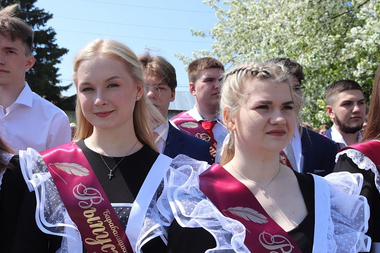 "Последние звонки" в школах Тюменской области - история в фотографиях