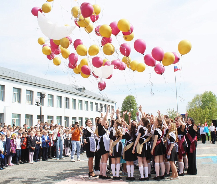 "Последние звонки" в школах Тюменской области - история в фотографиях