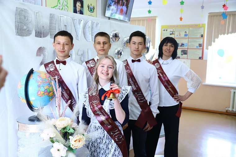 "Последние звонки" в школах Тюменской области - история в фотографиях