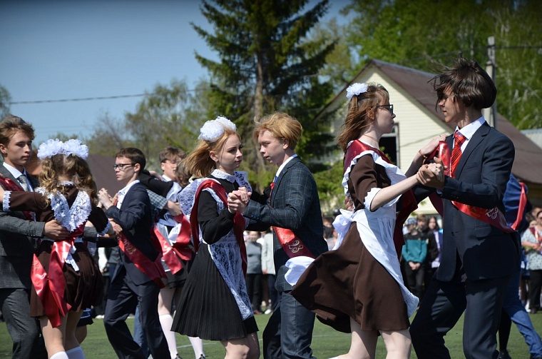 "Последние звонки" в школах Тюменской области - история в фотографиях