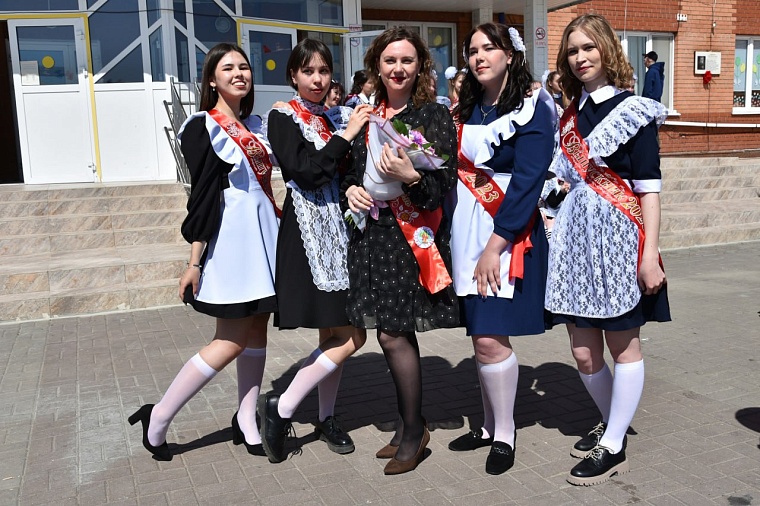 "Последние звонки" в школах Тюменской области - история в фотографиях