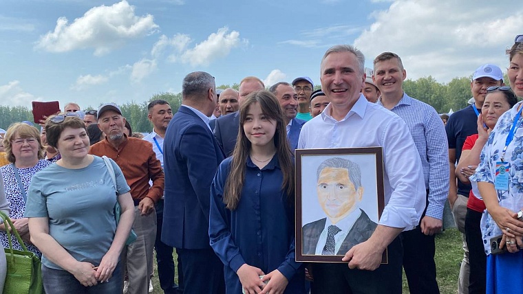 Юная сельчанка из  Большого Сорокино нарисовала портрет Александра Моора