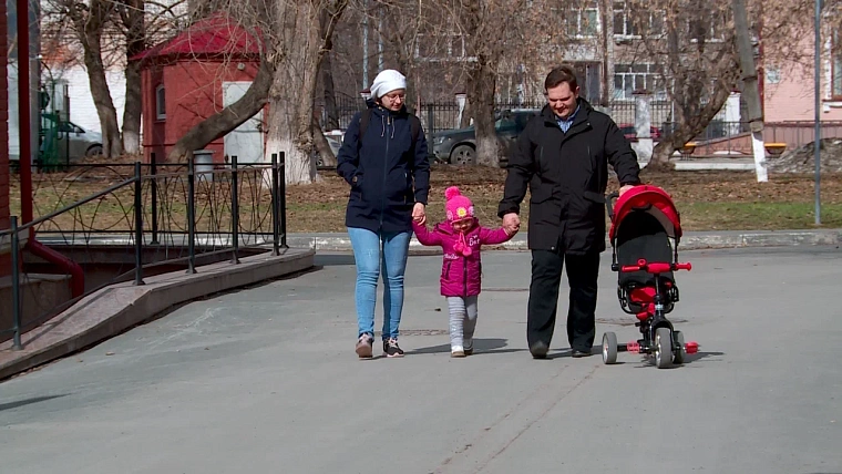 Дмитрий и Ангелина с дочкой