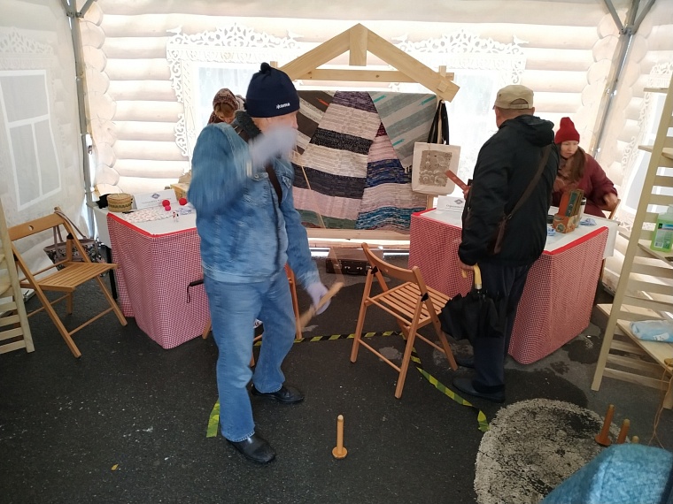 Старинные головоломки, домовая роспись: мастера представили свои работы на "Тюменской осени"