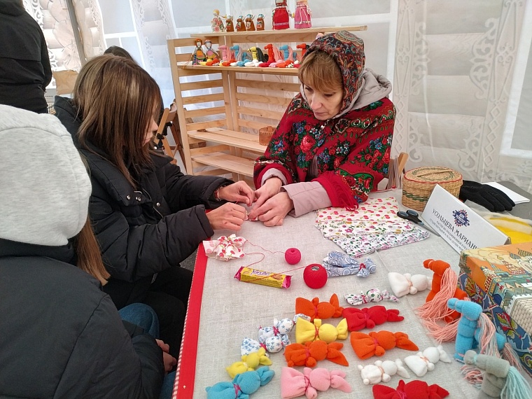 Старинные головоломки, домовая роспись: мастера представили свои работы на "Тюменской осени"