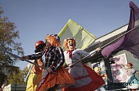 В ярких костюмах с большими швабрами: тюменцев пригласили на открытие театрального сезона